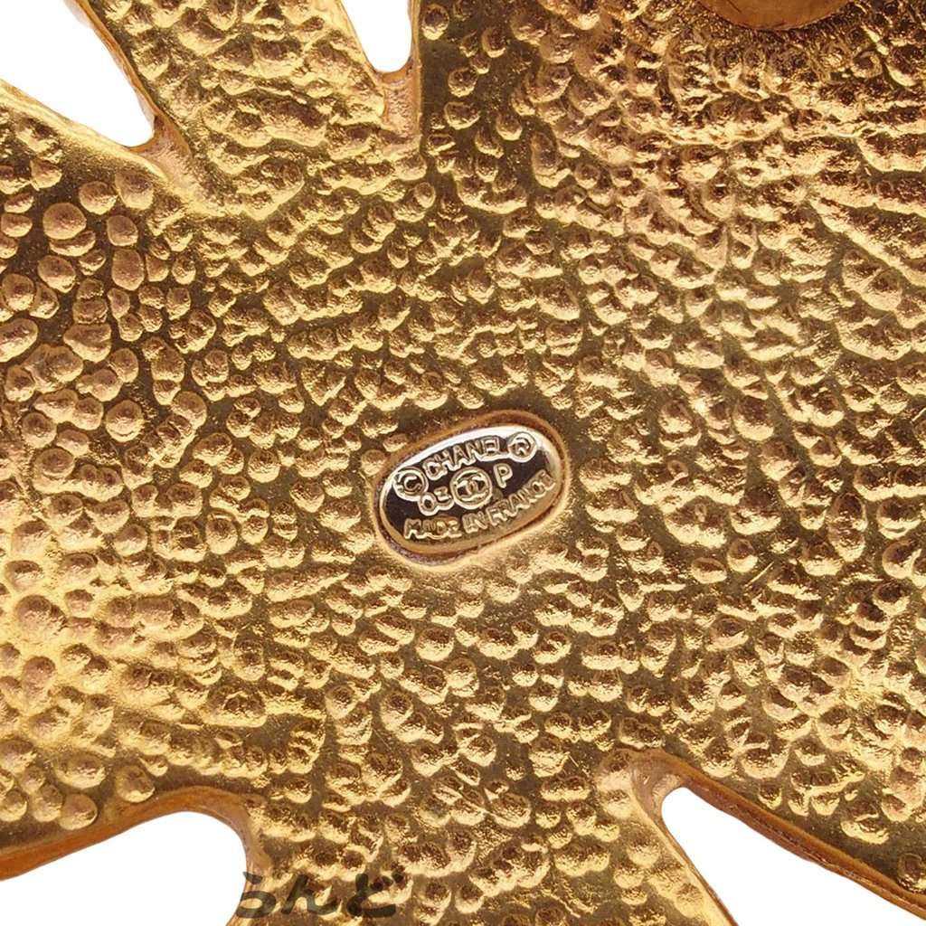 Chanel CC Gold Plated Resin Four Leaf Clover Brooch Gold Metal Very good condition - Box View