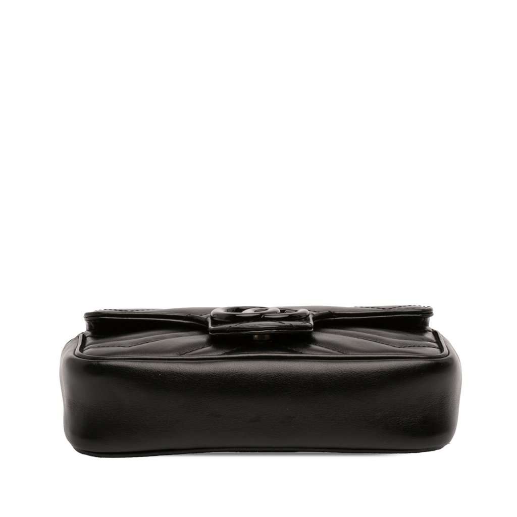 Gucci Mini GG Marmont Matelasse Calfskin Monochrome Flap Crossbody Black Leather Very good condition - Inside View