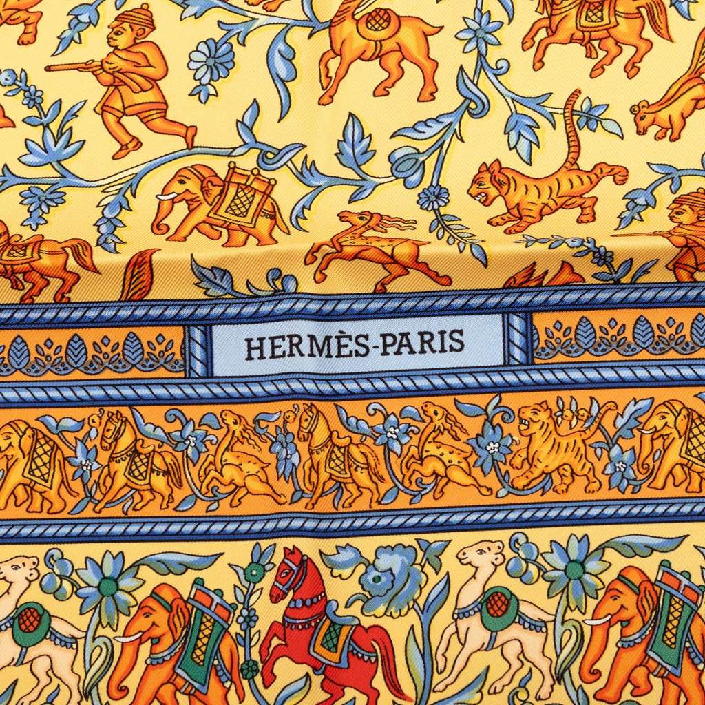 Hermès Chasse En Inde Silk Scarf 90 Orange Very good condition - Model View
