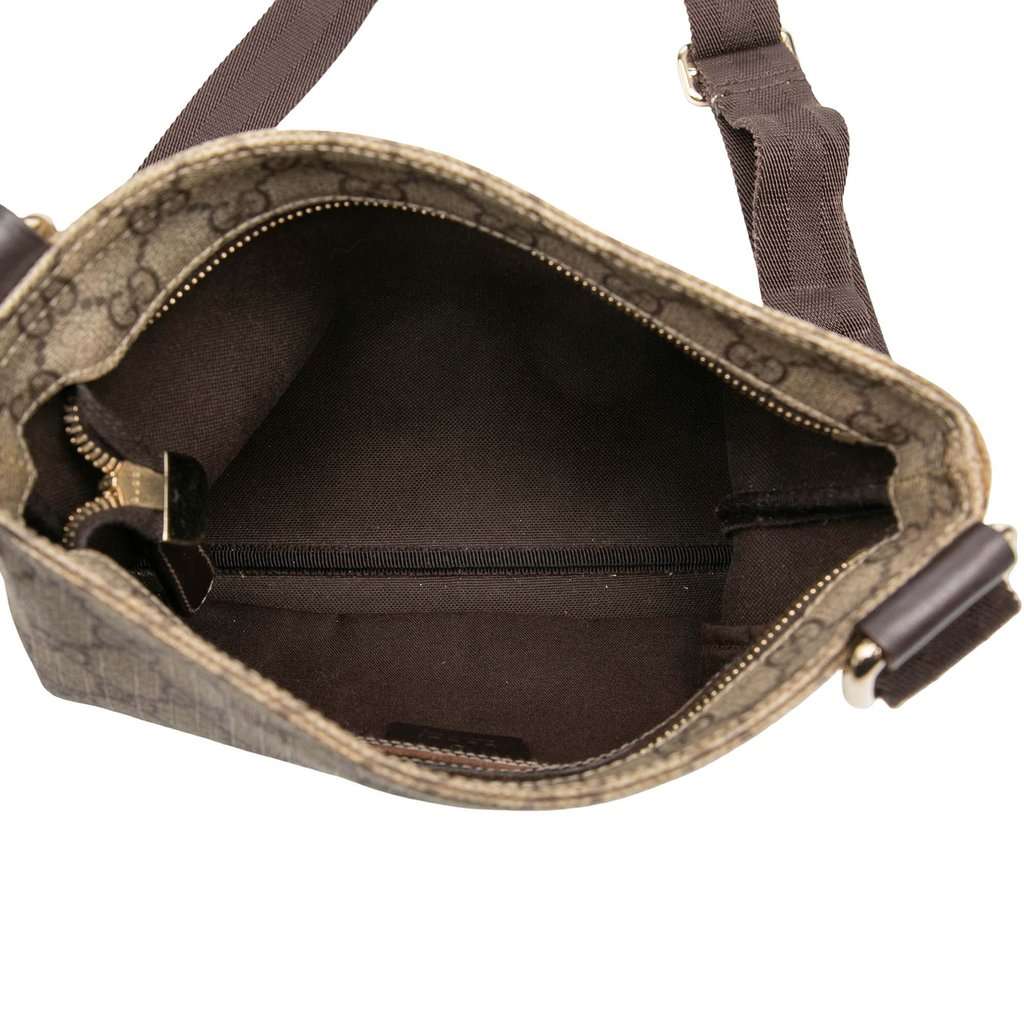 Gucci GG Supreme Crossbody Beige Very good - Model View