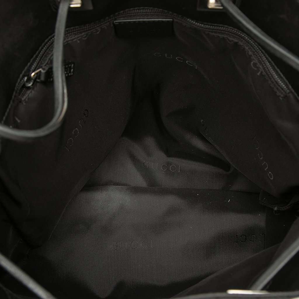 Gucci GG Canvas Shoulder Bag Black Very good condition - Model View