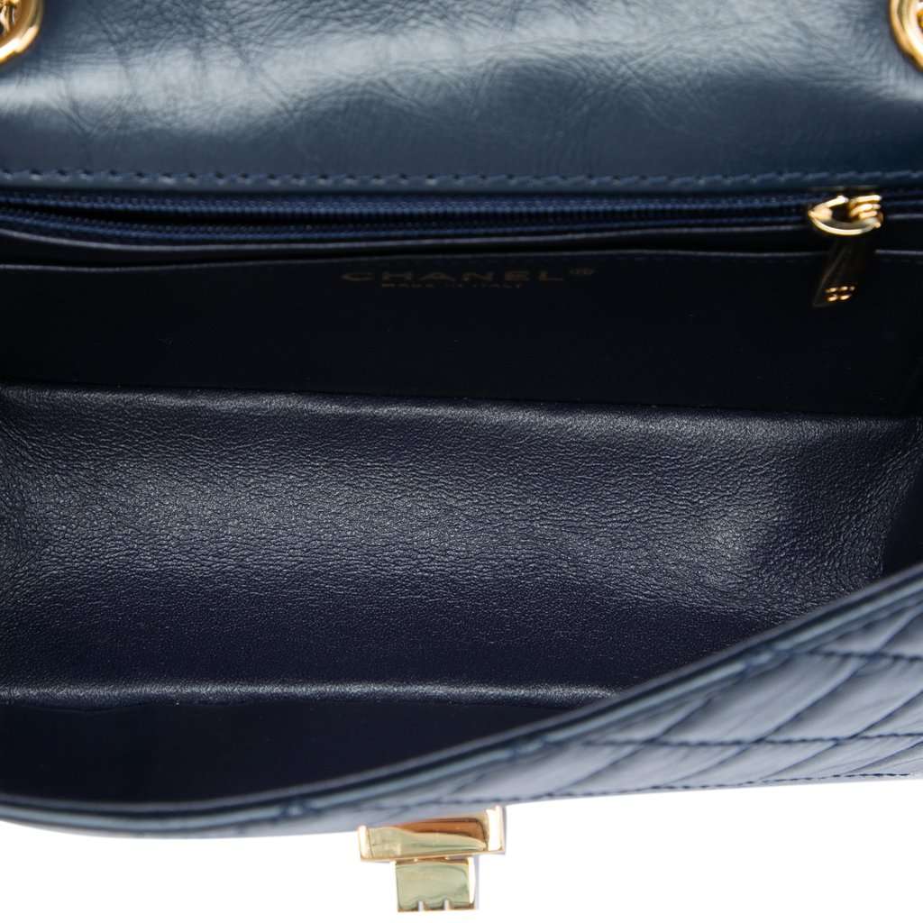 Chanel Quilted Aged Calfskin Reissue 2.55 Single Flap 224 Blue Leather Very good condition - Model View