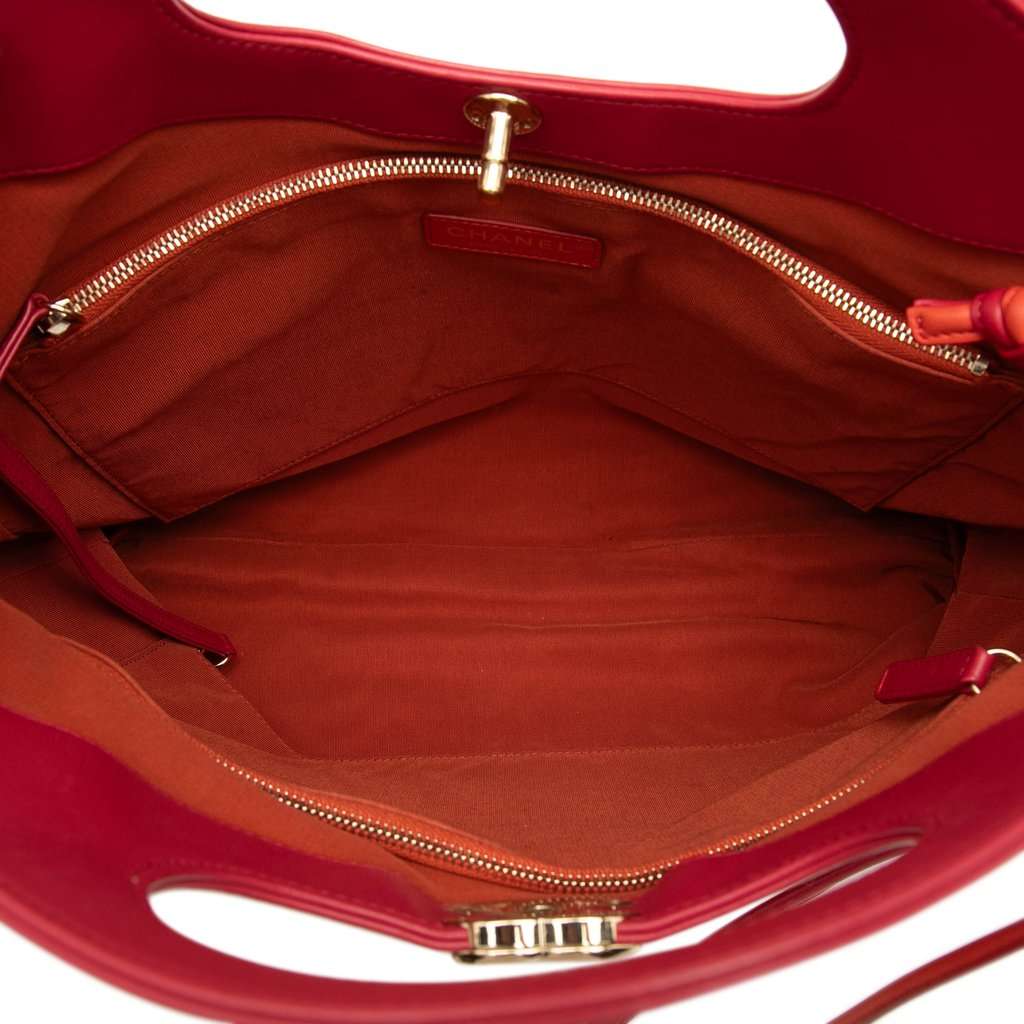 Chanel Large Quilted Lambskin 31 Shopping Bag Orange Leather Very good condition - Model View