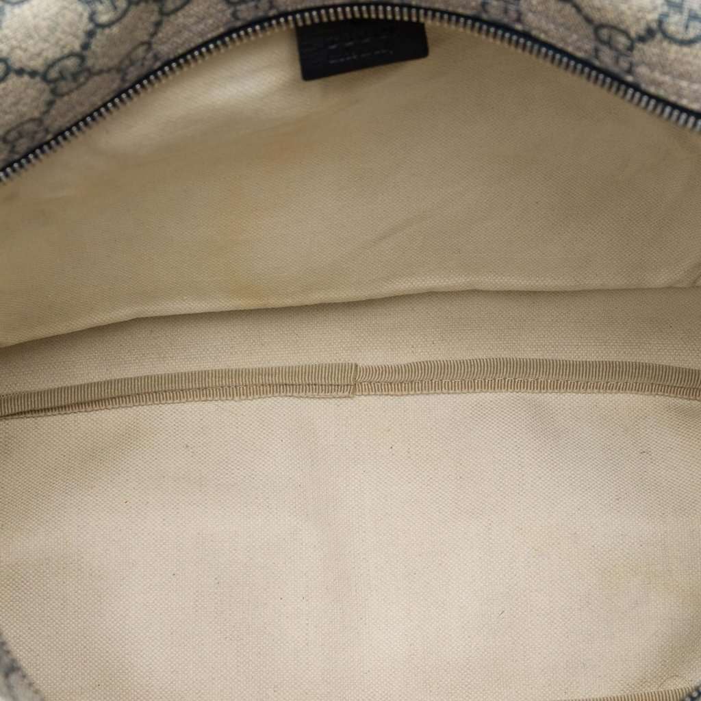Gucci GG Supreme Crossbody Beige Very good - Model View
