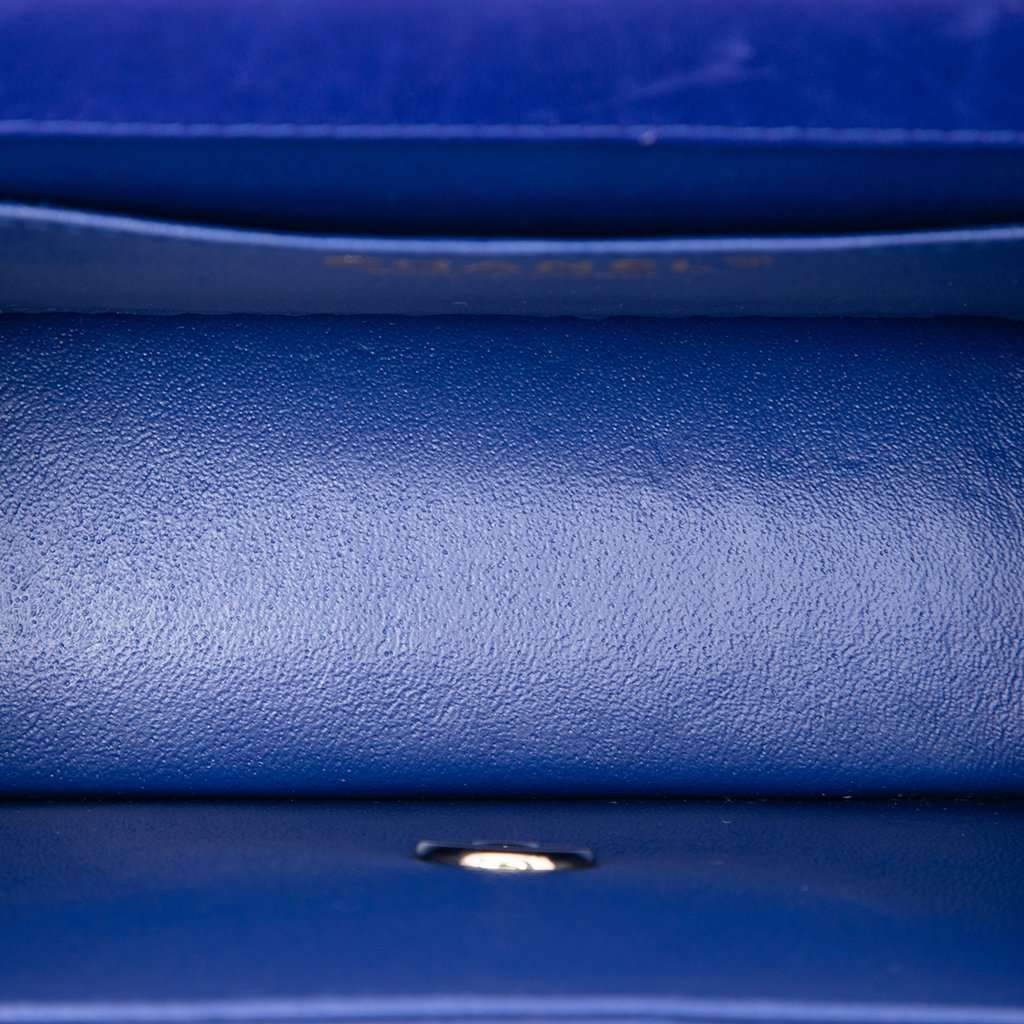Chanel CC Quilted Patent Single Flap Blue Leather Very good condition - Model View