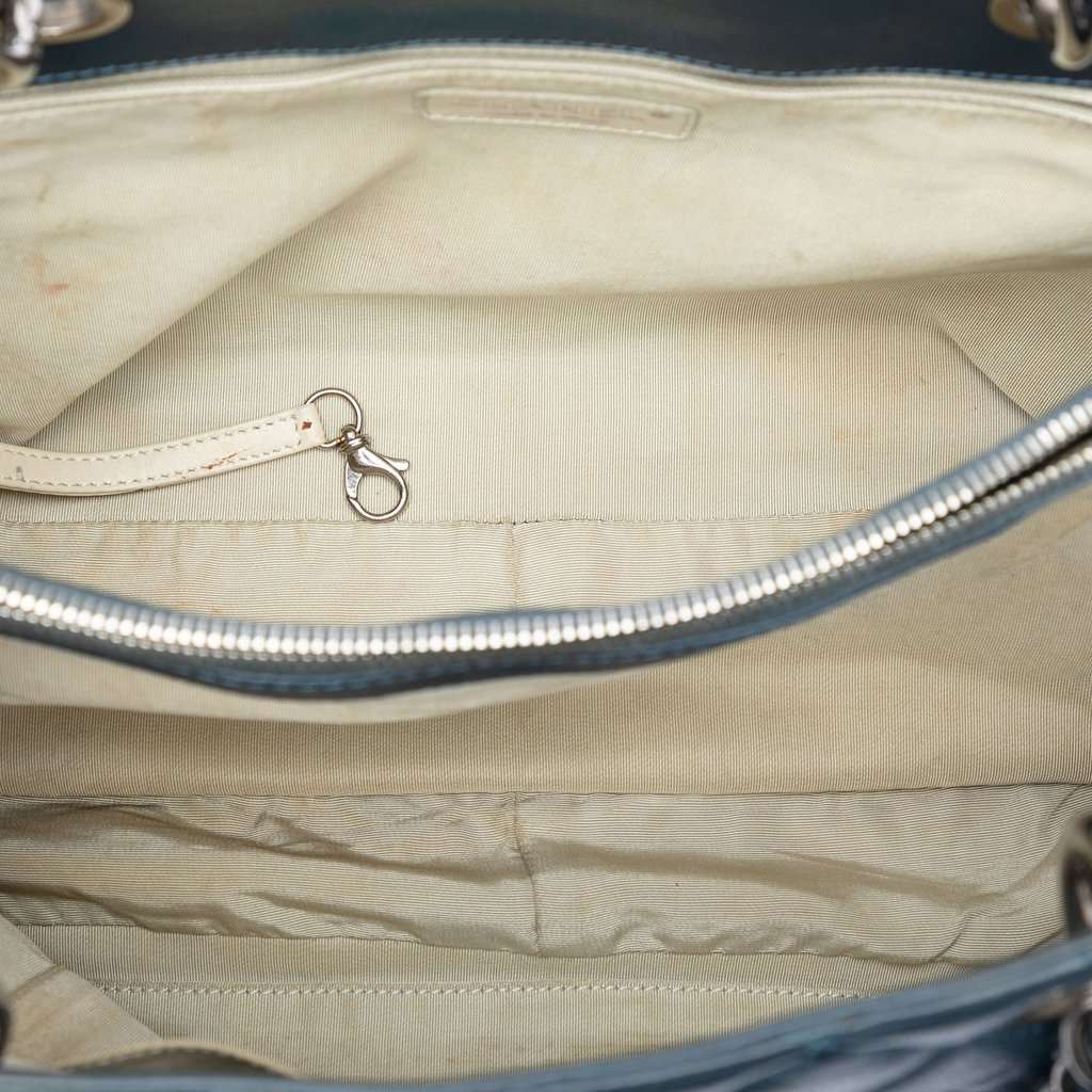 Chanel Caviar Grand Shopping Tote Blue Leather Very good condition - Model View