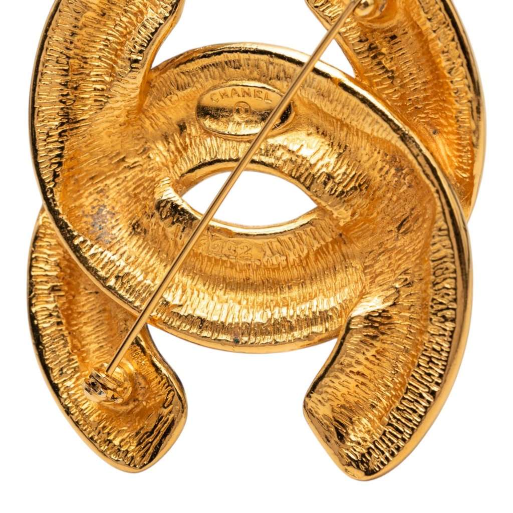 Chanel CC Gold Plated Quilted Brooch Gold Metal Very good condition - Model View