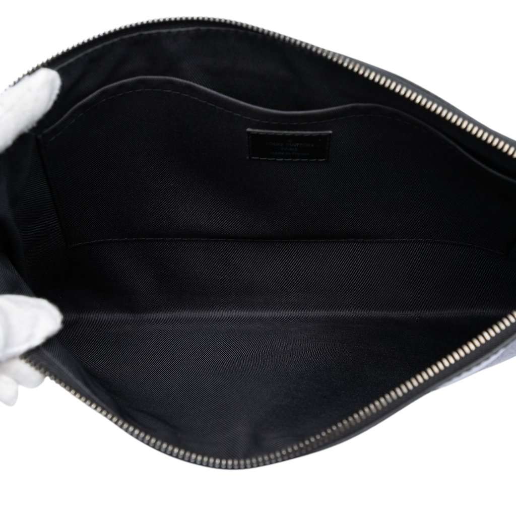 Louis Vuitton Monogram Eclipse Discovery Pochette GM Black Very good condition - Model View