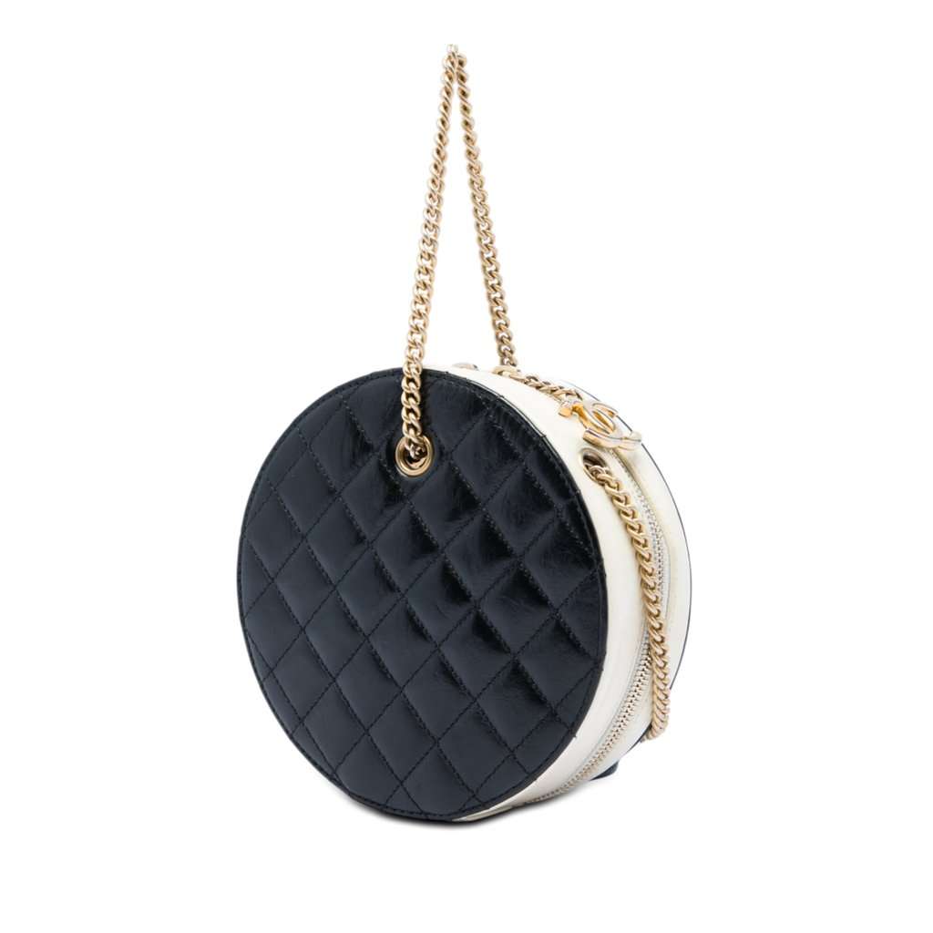 Chanel Crumpled Calfskin En Vogue Round Bag Black Leather Very good condition - Back View