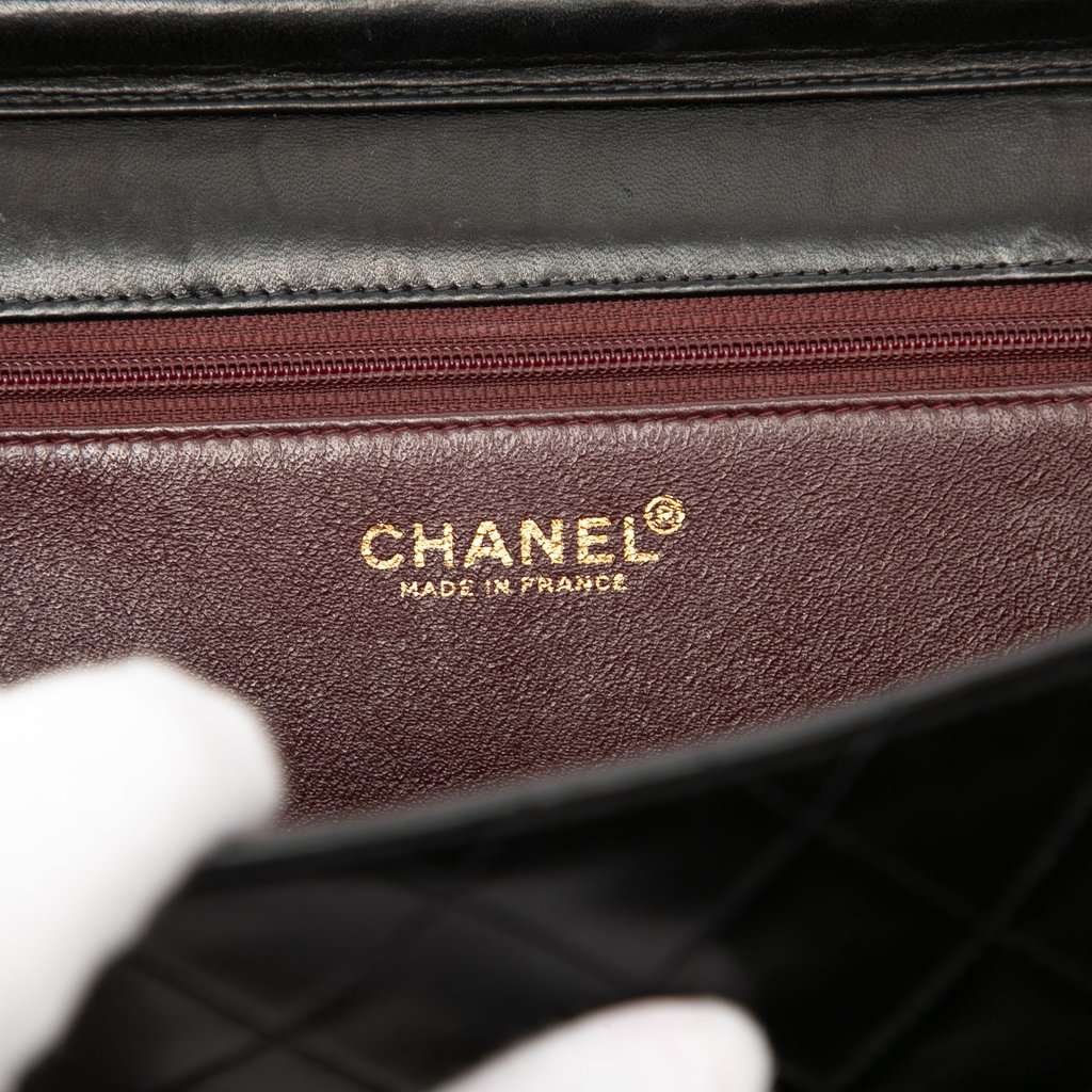Chanel Medium CC Quilted Lambskin Single Flap Black Leather Very good condition - Box View