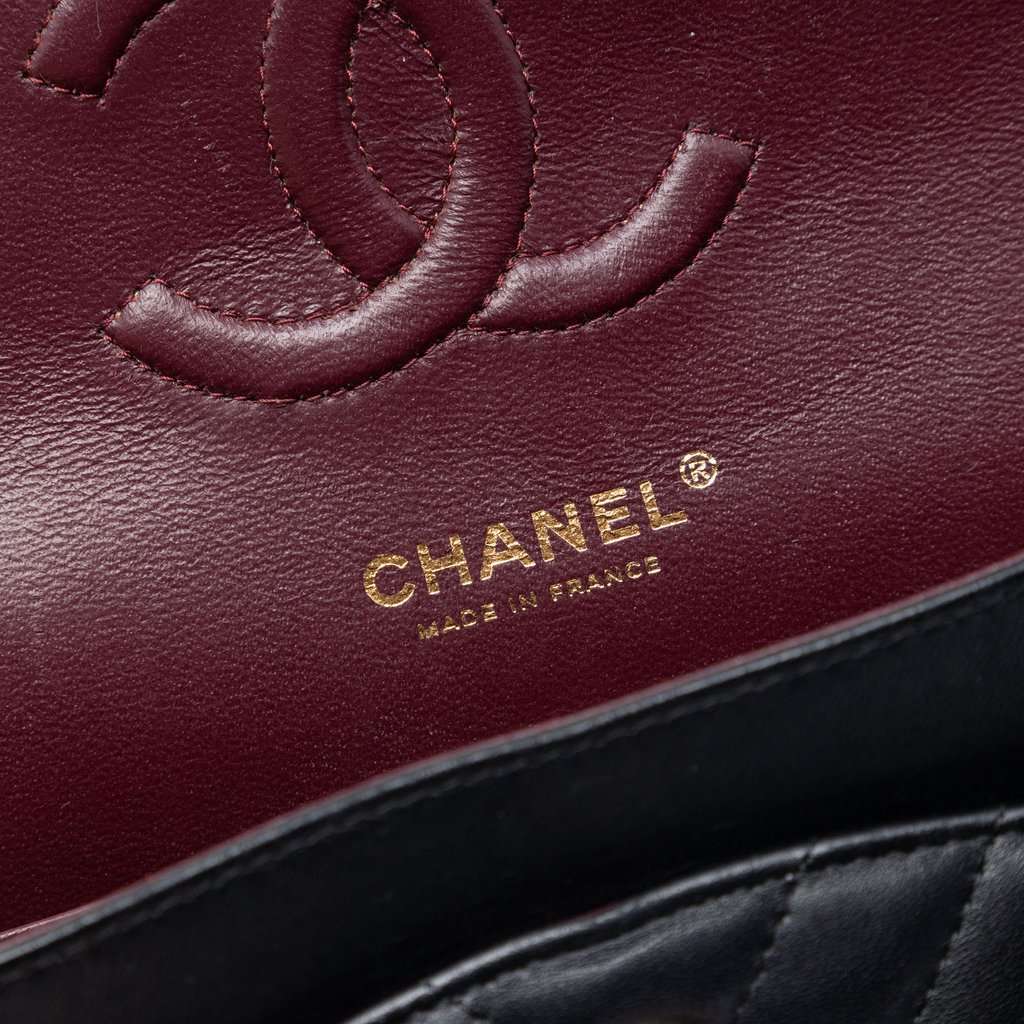 Chanel Medium Classic Chevron Lambskin Double Flap Black Leather Very good condition - Box View