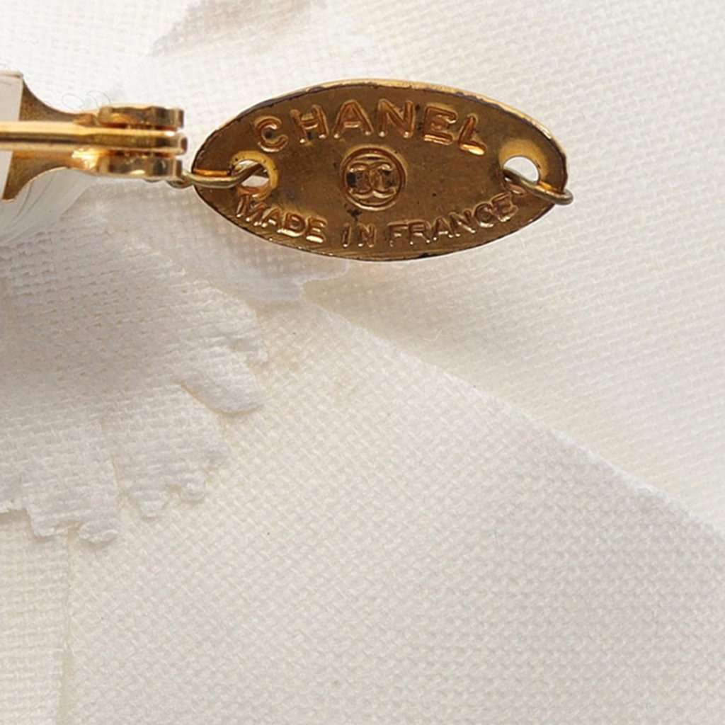 Chanel Canvas Camellia Brooch White Very good condition - Model View