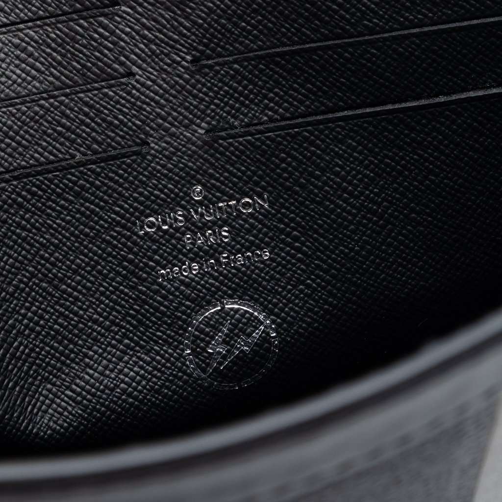 Louis Vuitton Fujiwara Monogram Eclipse Flash Pochette Voyage MM Black Very good condition - Box View
