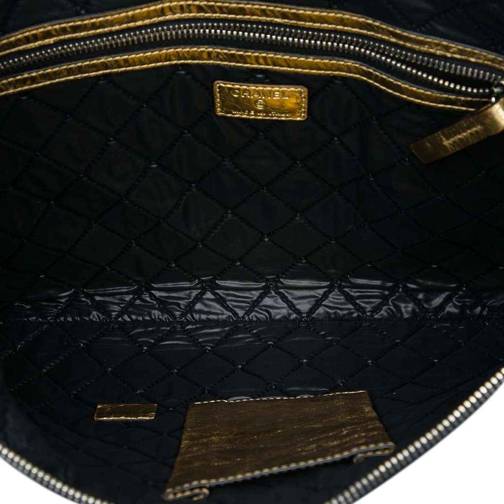 Chanel Metallic Crinkled Calfskin Feministe Mais Feminine Pouch Gold Leather Very good - Model View