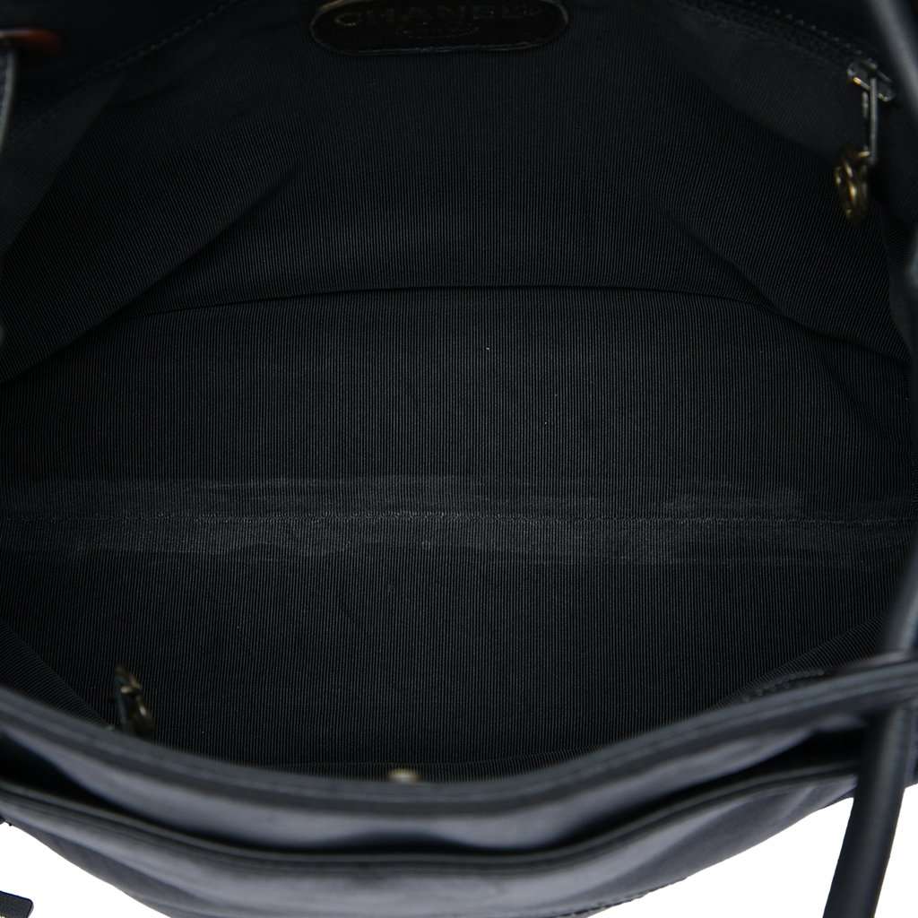 Chanel CC Lambskin Tassel Shoulder Bag Black Leather Very good condition - Model View