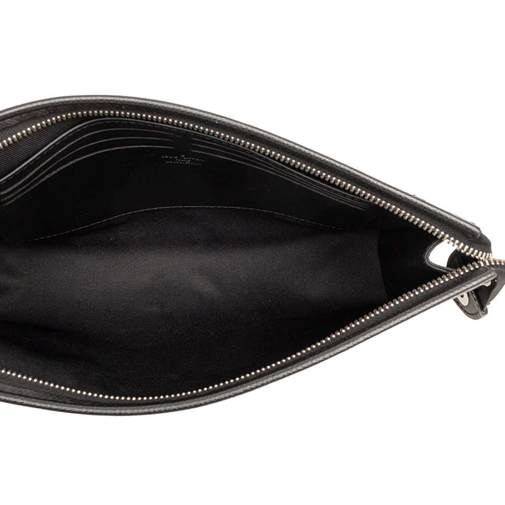 Louis Vuitton Taiga Pochette Voyage MM Black Leather Very good condition - Model View