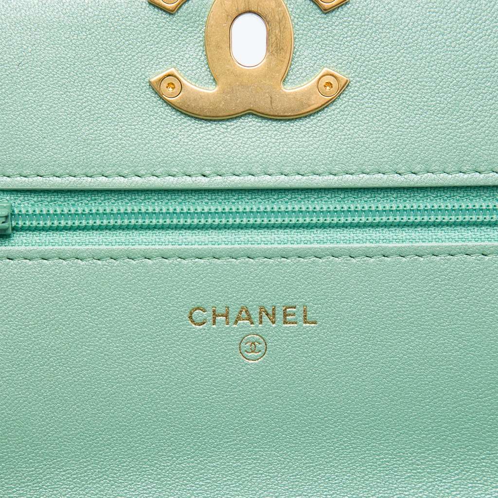 Chanel Quilted Lambskin 19 Wallet on Chain Green Leather Very good - Box View