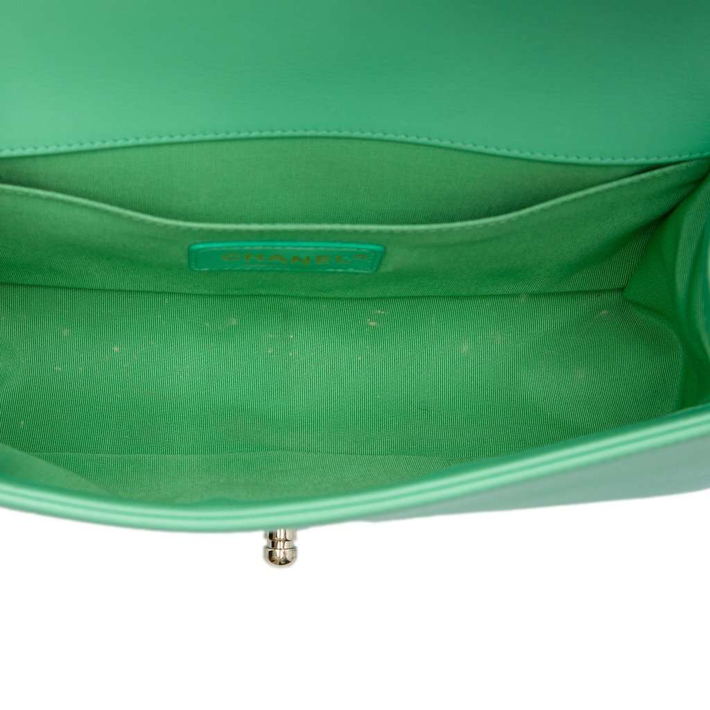 Chanel Old Medium Quilted Calfskin Boy Flap Green Leather Very good condition - Model View