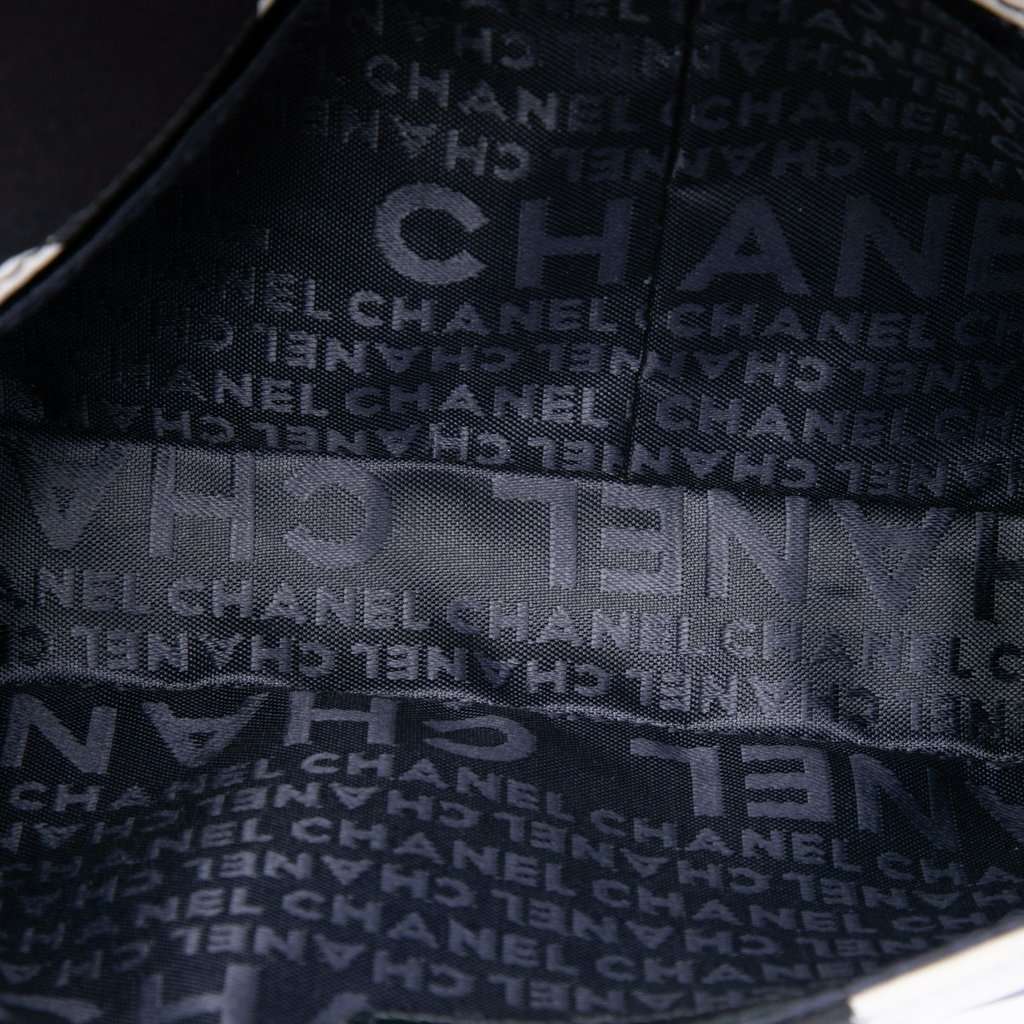 Chanel Small Silk and Lambskin Net Tahiti Flap Black Very good - Model View