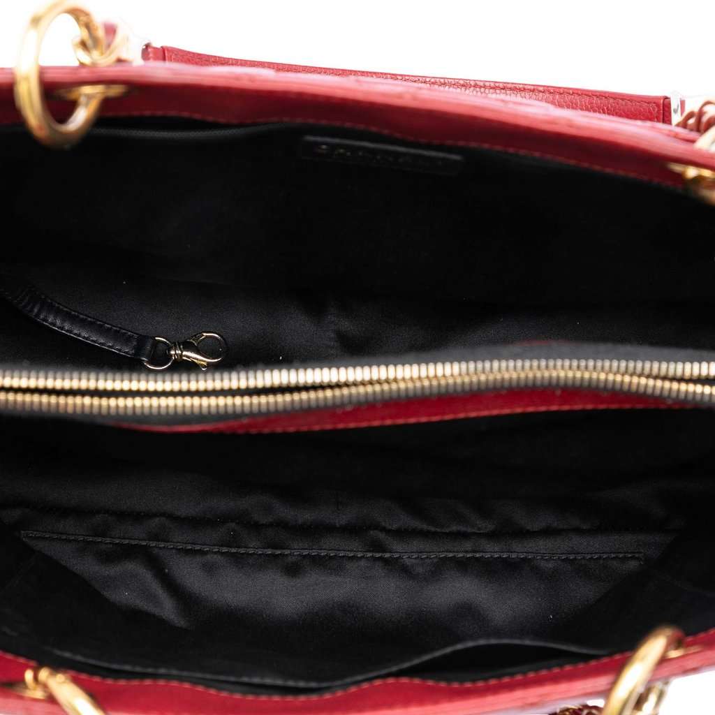 Chanel Caviar Grand Shopping Tote Red Leather Very good condition - Model View