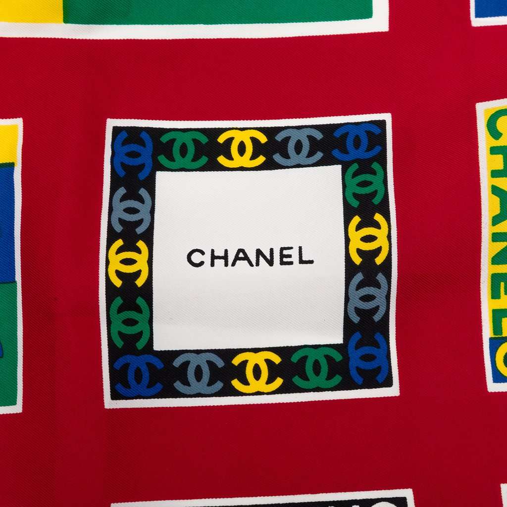 Chanel CC Logo Printed Silk Scarf 90 Red Very good condition - Model View