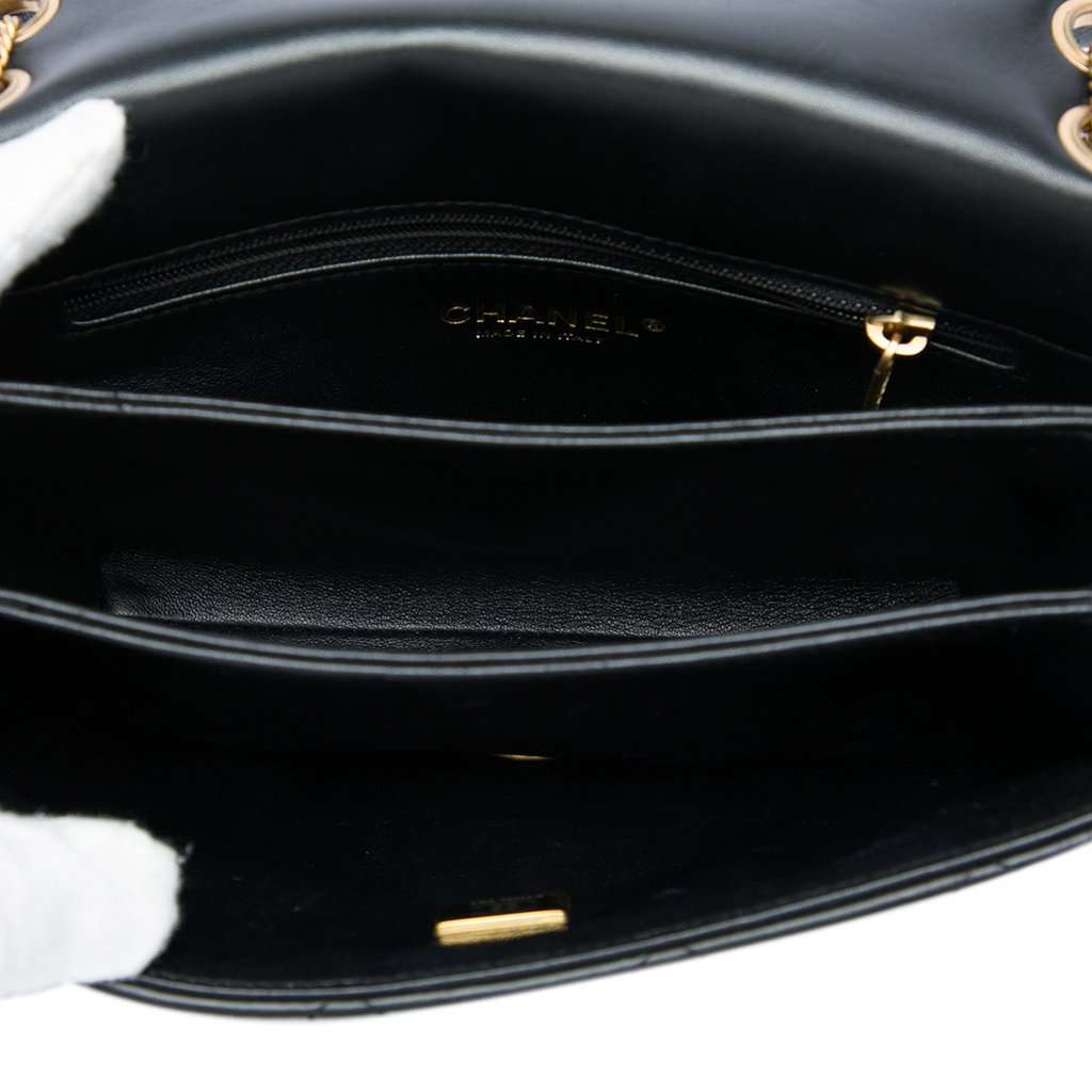 Chanel Small Quilted Lambskin On And On Chain Flap Black Leather Very good condition - Model View