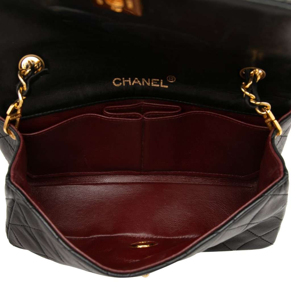 Chanel CC Quilted Lambskin Turnlock Full Single Flap Black Leather Very good condition - Model View