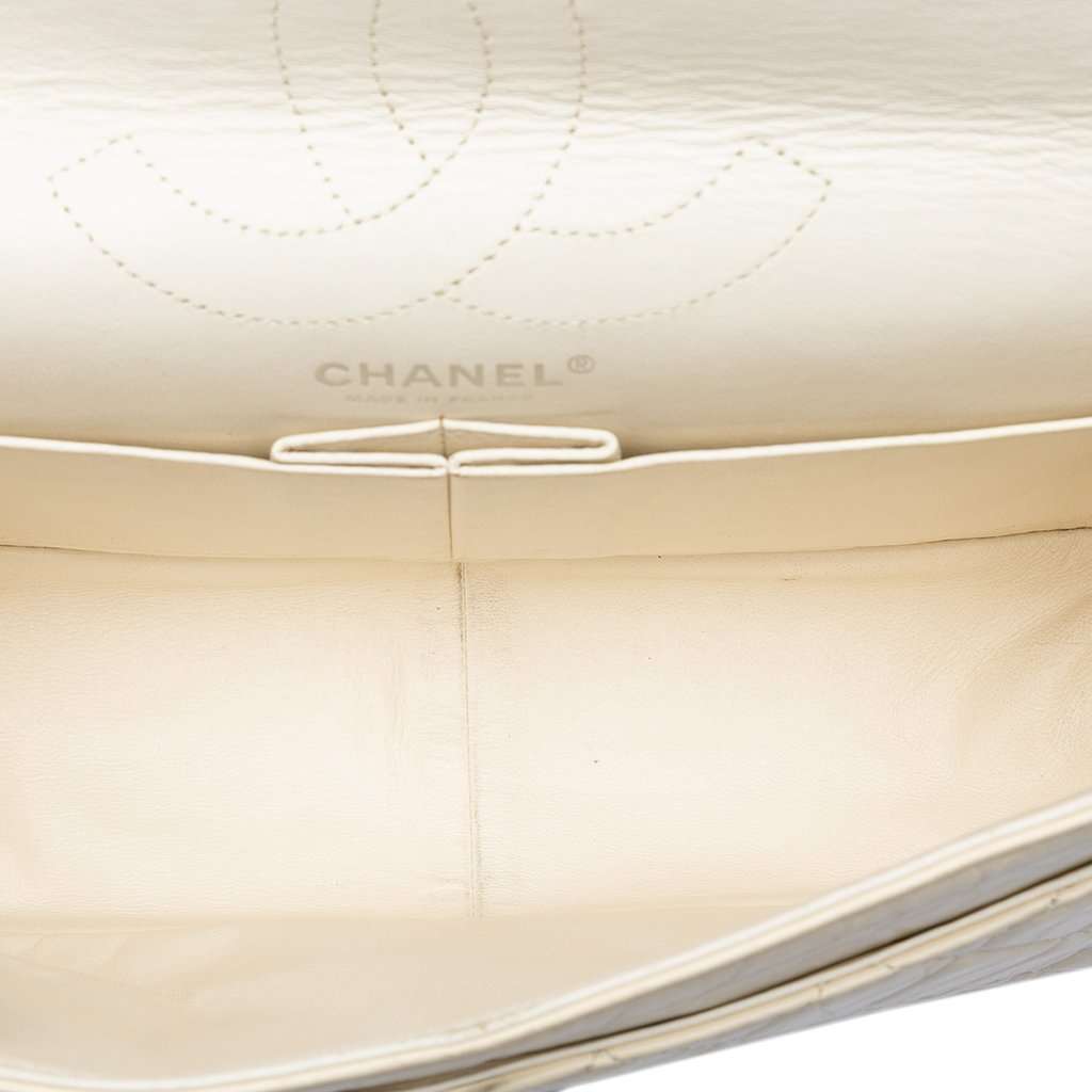 Chanel Quilted Aged Calfskin Reissue 2.55 Double Flap 226 White Leather Very good condition - Model View