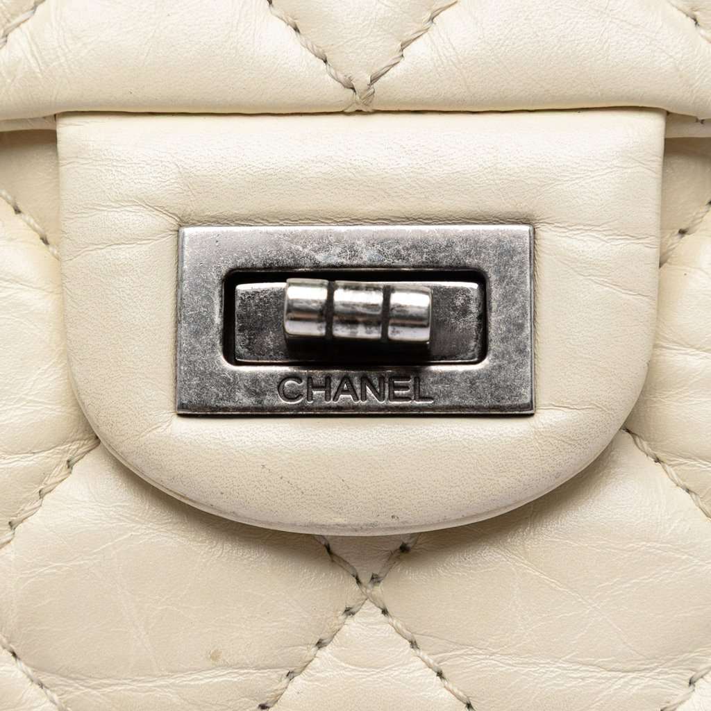 Chanel Quilted Aged Calfskin Reissue 2.55 Double Flap 226 White Leather Very good condition - Box View