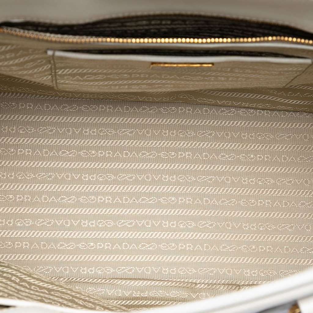 Prada Saffiano Lux Parabole Tote White Leather Very good condition - Model View