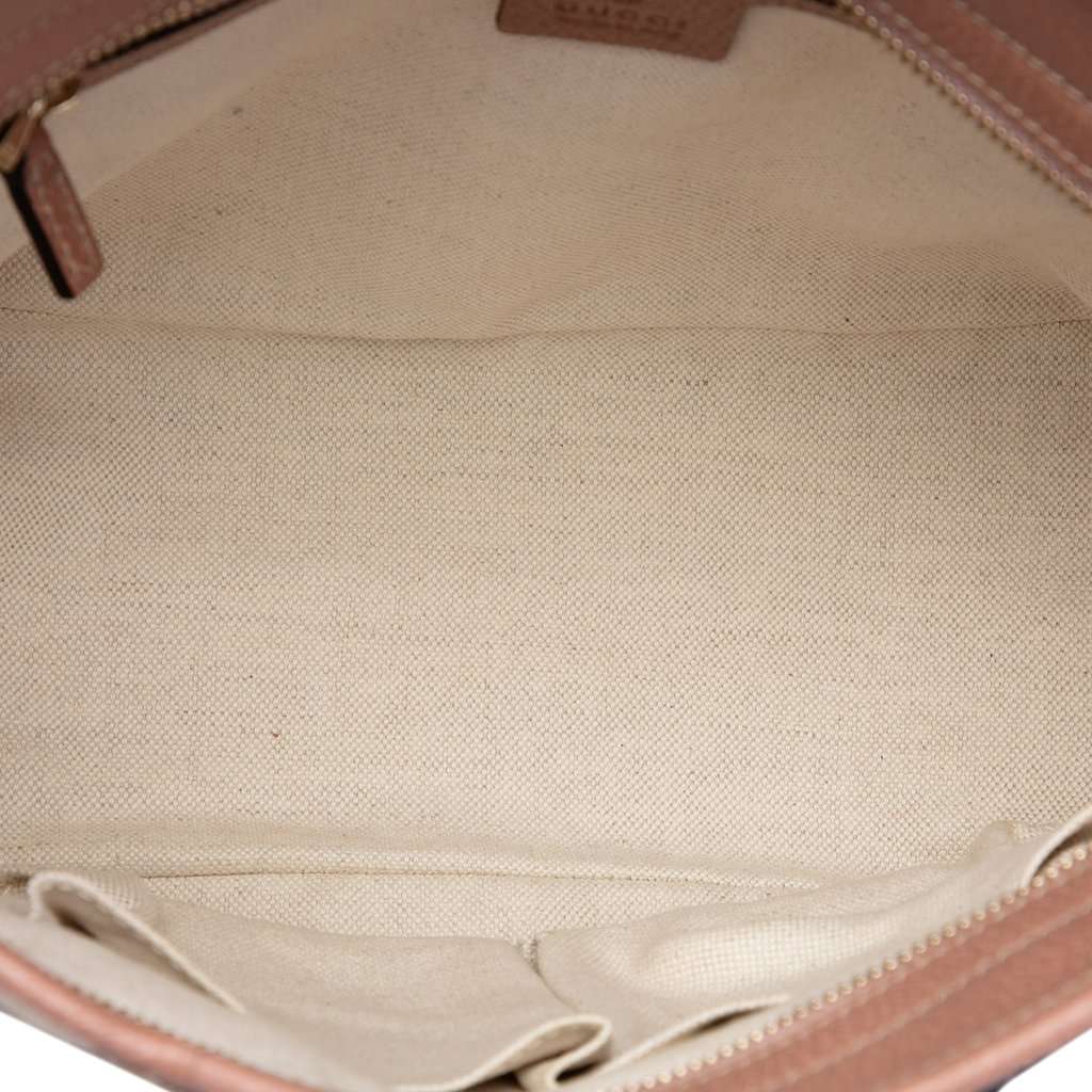 Gucci GG Canvas Bree Tote Beige Very good - Model View