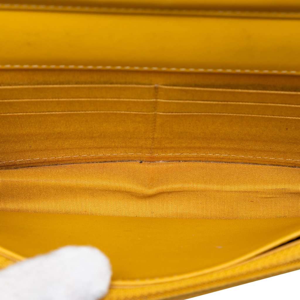 Chanel Caviar CC Filigree Wallet On Chain Yellow Leather Very good condition - Model View
