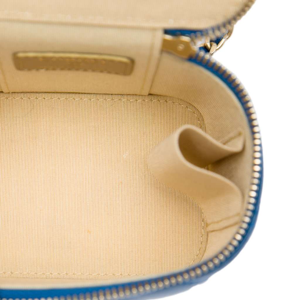 Chanel Mini Quilted Lambskin Pearl Crush Vanity Case With Chain Blue Leather Very good condition - Model View