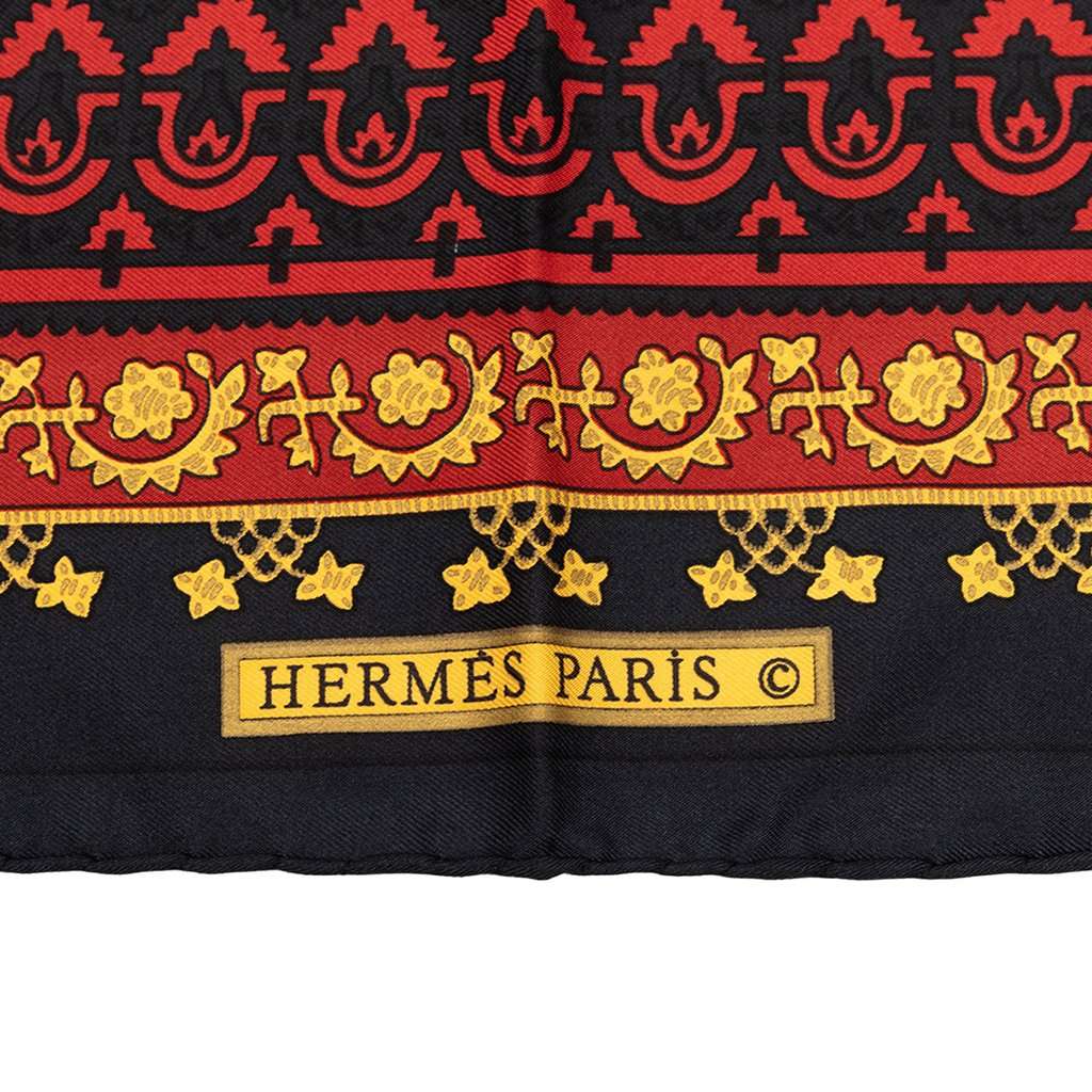 Hermès Brins d Or Silk Scarf 90 Black Very good condition - Model View