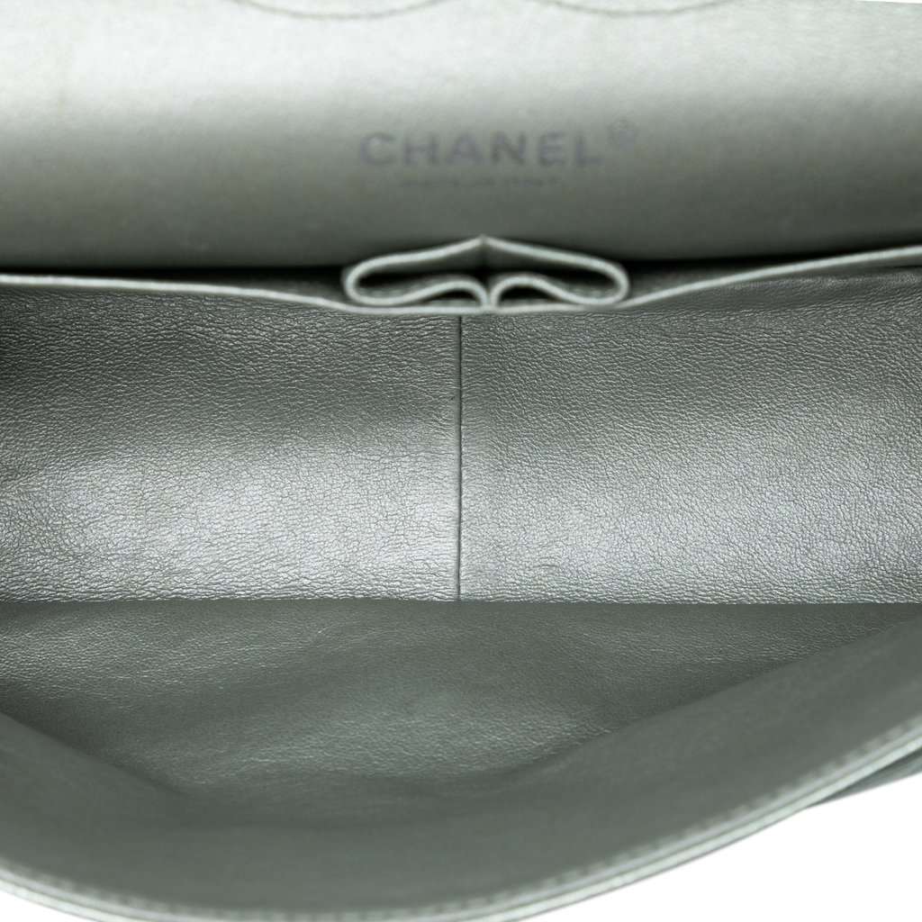 Chanel Jumbo Classic Metallic Lambskin Double Flap Green Leather Very good condition - Model View