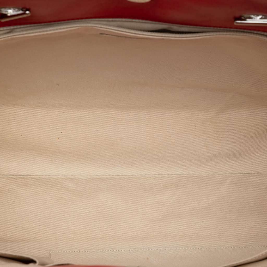 Chanel Large Quilted Calfskin In The Business Tote Red Leather Very good condition - Model View