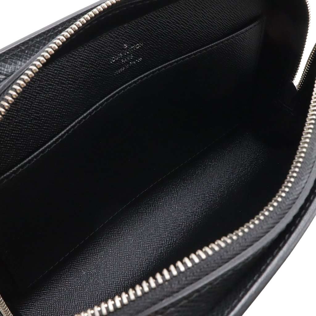 Louis Vuitton Taiga Pochette Baikal Black Leather Very good condition - Inside View