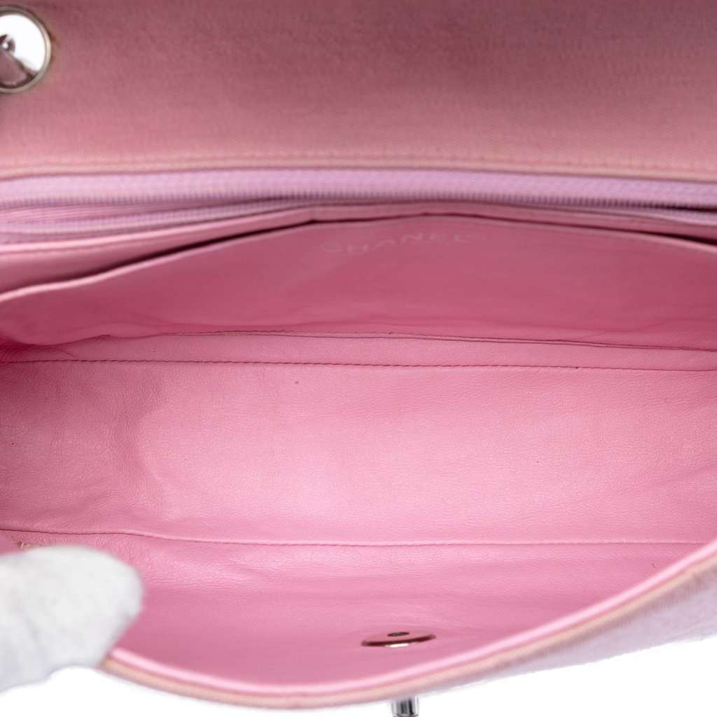 Chanel Medium Classic Jersey Single Flap Pink Very good condition - Model View