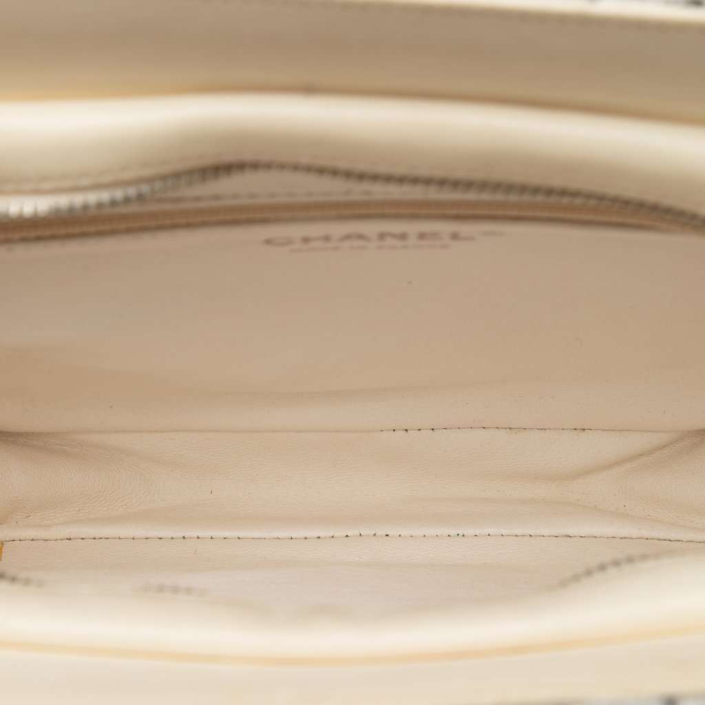 Chanel Tweed and Resin Zipped Shopping Bag White Very good condition - Model View