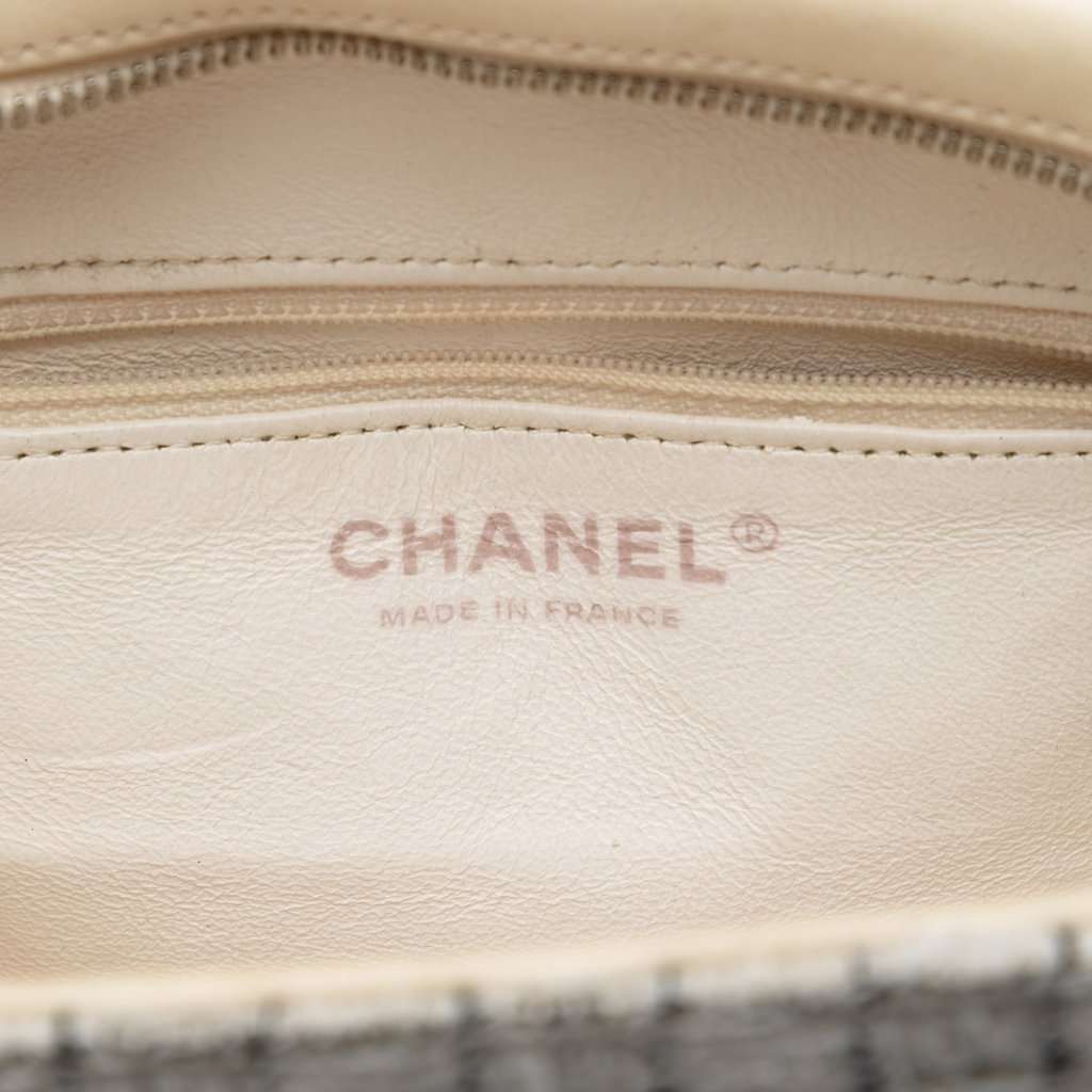 Chanel Tweed and Resin Zipped Shopping Bag White Very good condition - Box View
