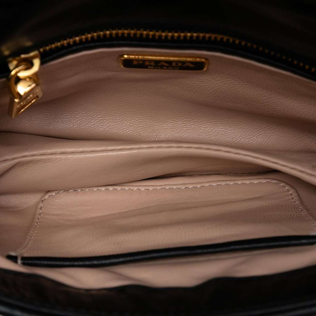 Prada Leather Lips Applique Crossbody Black Leather Very good condition - Model View