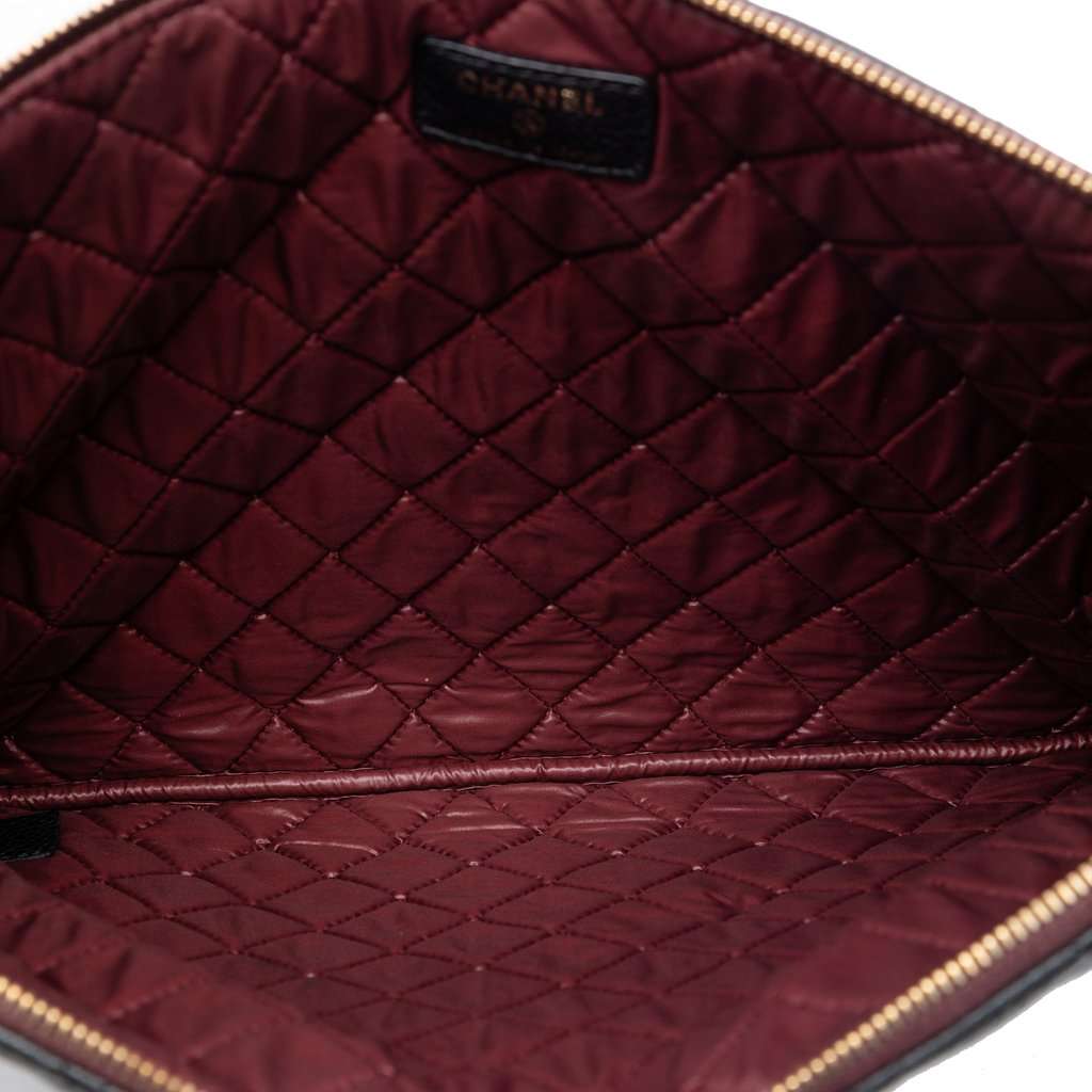 Chanel Large Quilted Caviar O Case Clutch Black Leather Very good condition - Model View