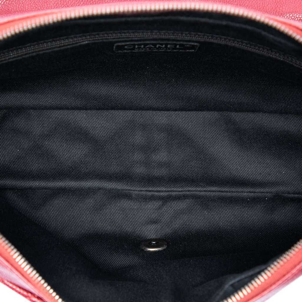 Chanel Jumbo Quilted Iridescent Caviar Easy Flap Red Leather Very good condition - Model View