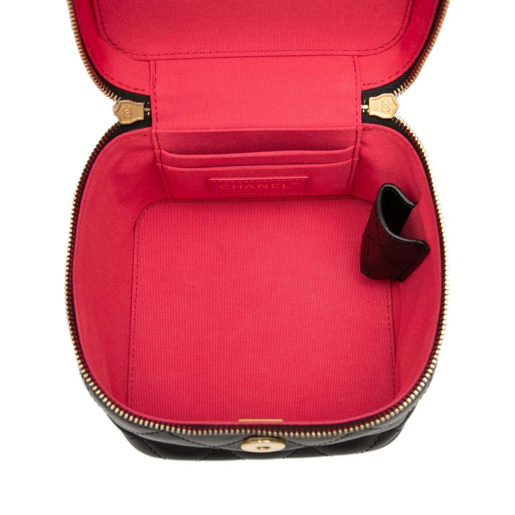 Chanel CC Quilted Calfskin Vanity Case with Chain Black Leather Very good - Model View