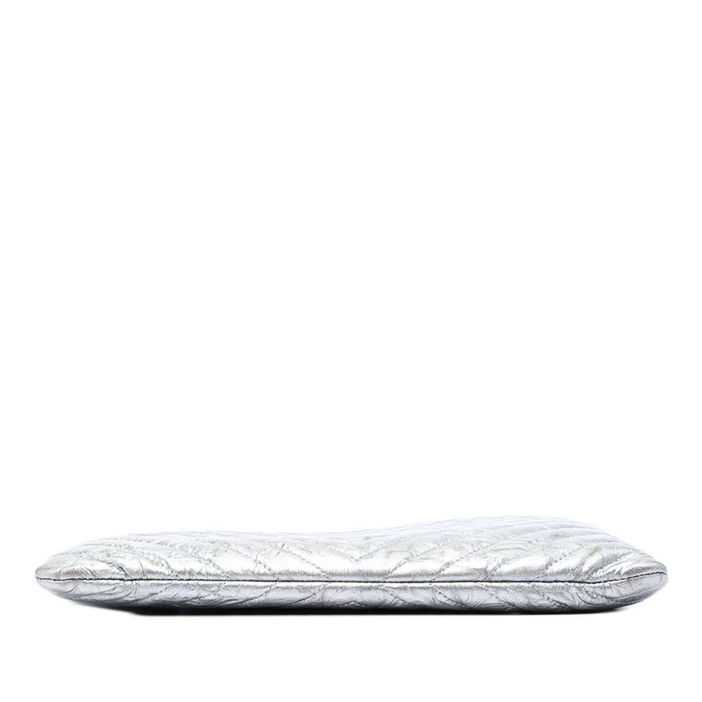 Chanel Medium Chevron Metallic Aged Calfskin O Case Clutch Silver Leather Very good condition - Inside View