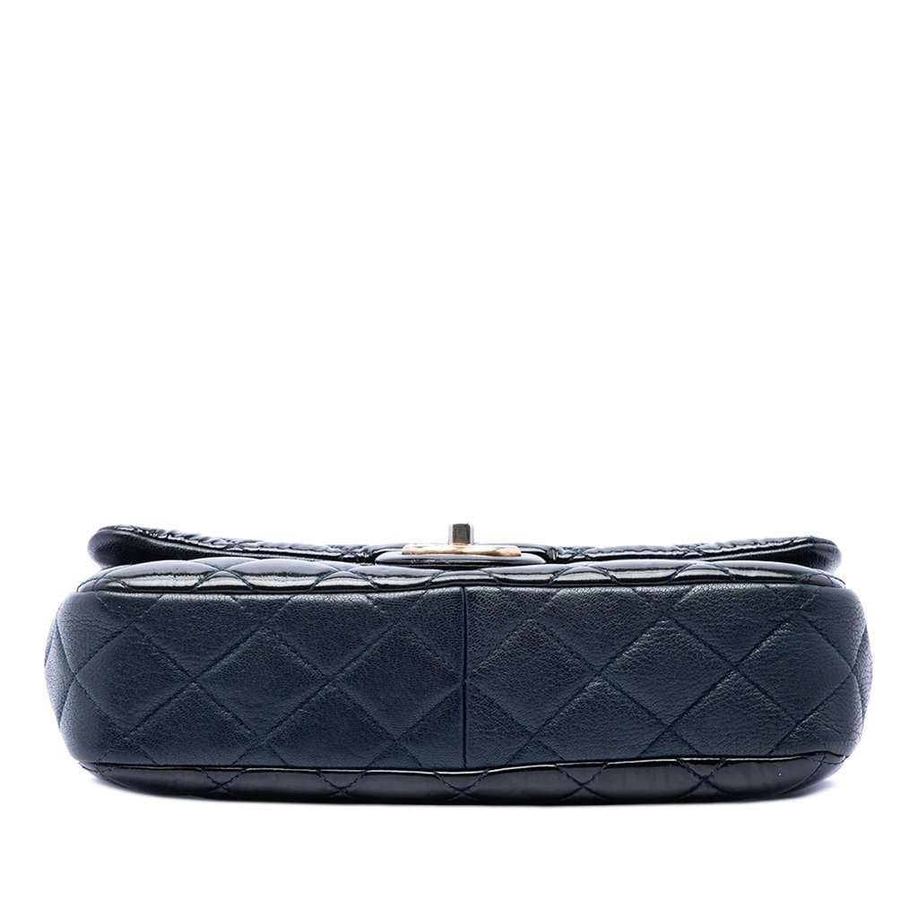 Chanel Paris Salzburg Medium Patent and Goatskin CC Eyelet Flap Blue Leather Very good condition - Inside View