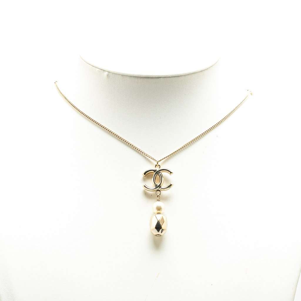 Chanel Gold Plated CC Faux Pearl Pendant Necklace Gold Metal Very good condition - Model View