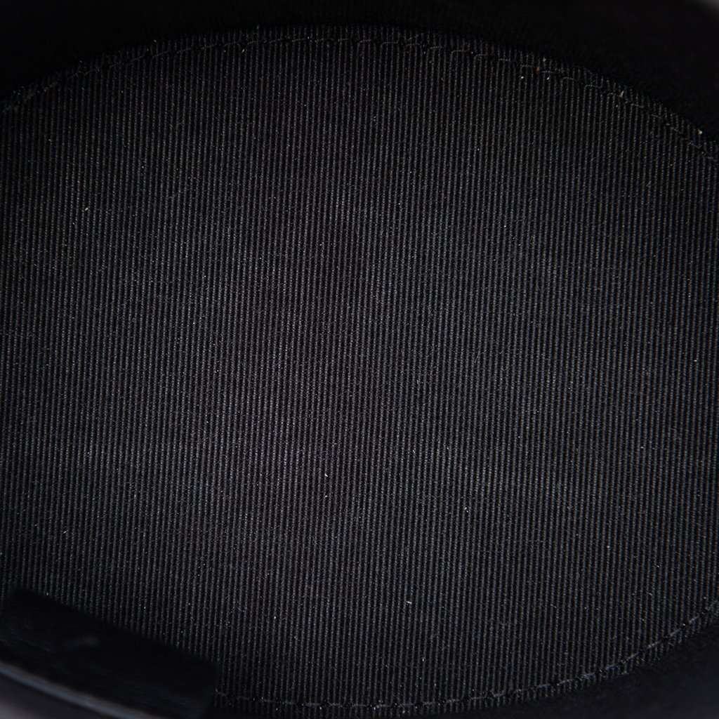 Chanel CC Quilted Lambskin Round Vanity Clutch With Chain Black Leather Very good condition - Model View