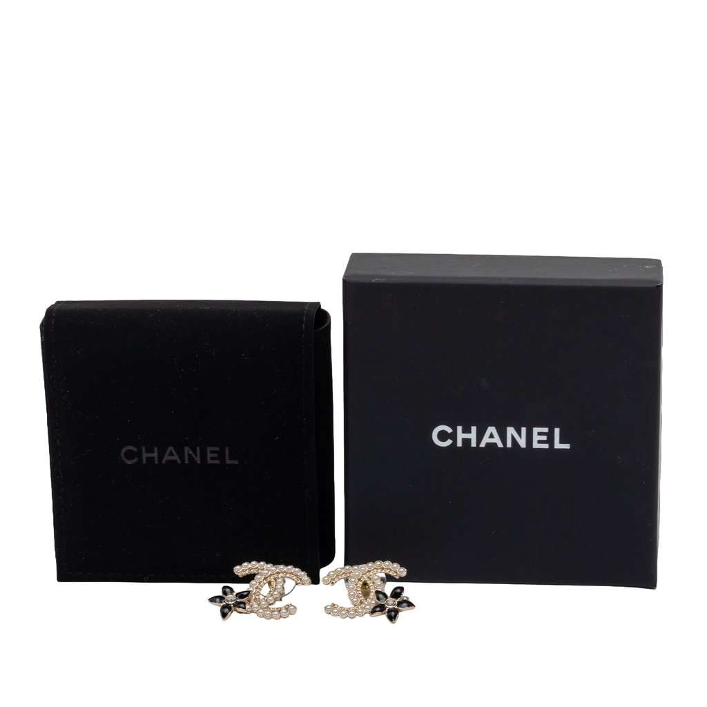 Chanel CC Gold Plated Faux Pearl Strass Resin Bullet Back Earrings Gold Metal Very good condition - Model View