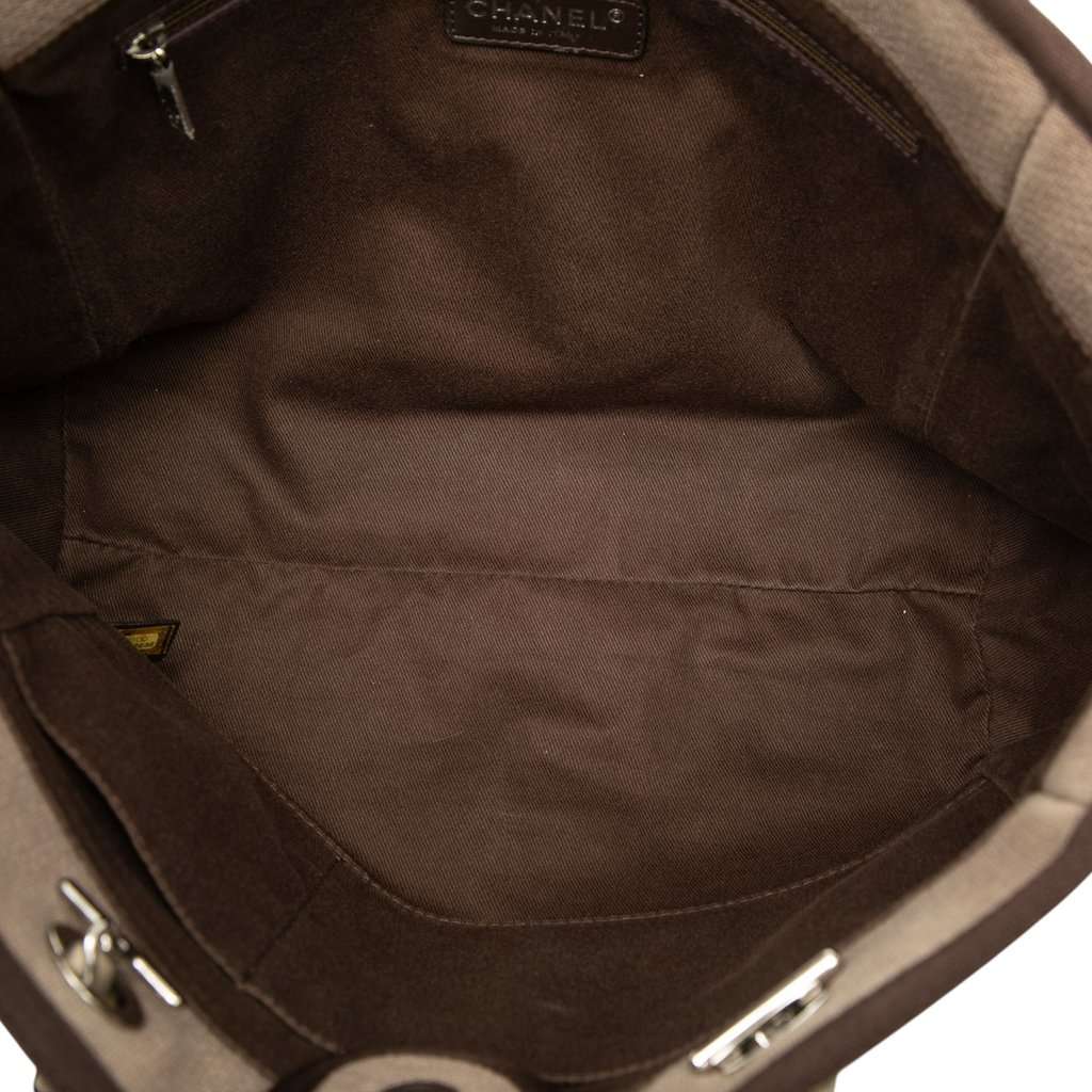 Chanel Small Canvas Deauville Tote Brown Very good condition - Model View